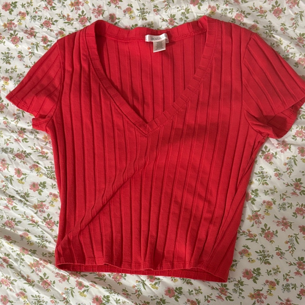 red cropped v neck top. Don’t wear anymore if any questions message me💕